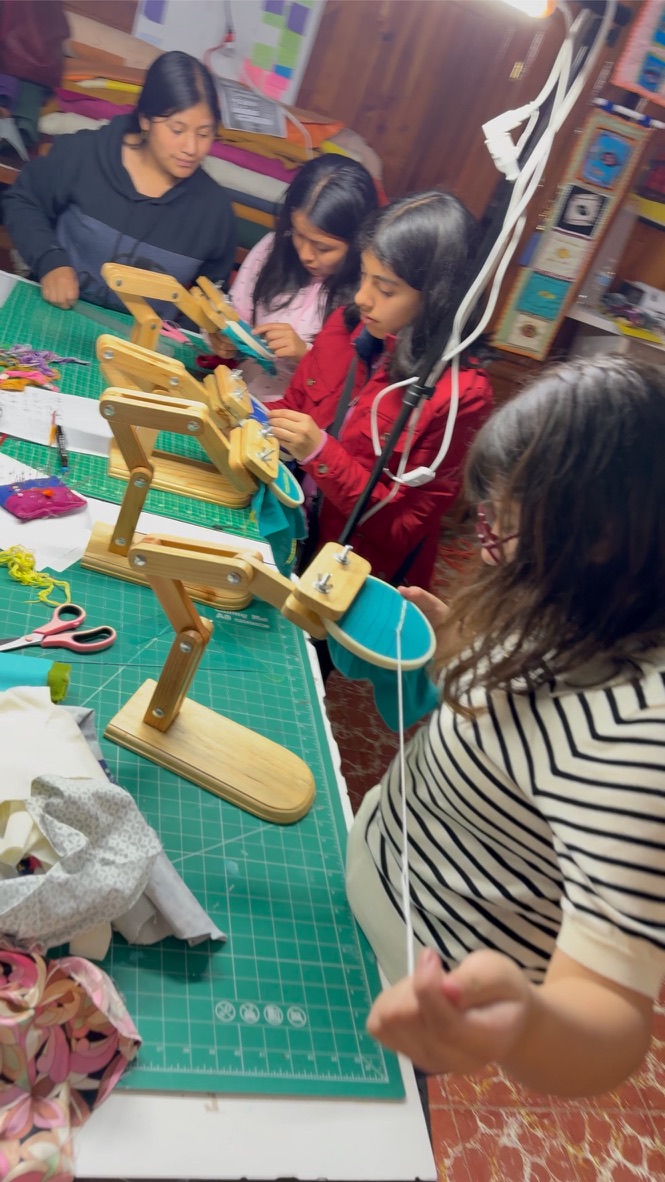 Alumnas bordando en bastidores de madera durante una clase de Creadoras