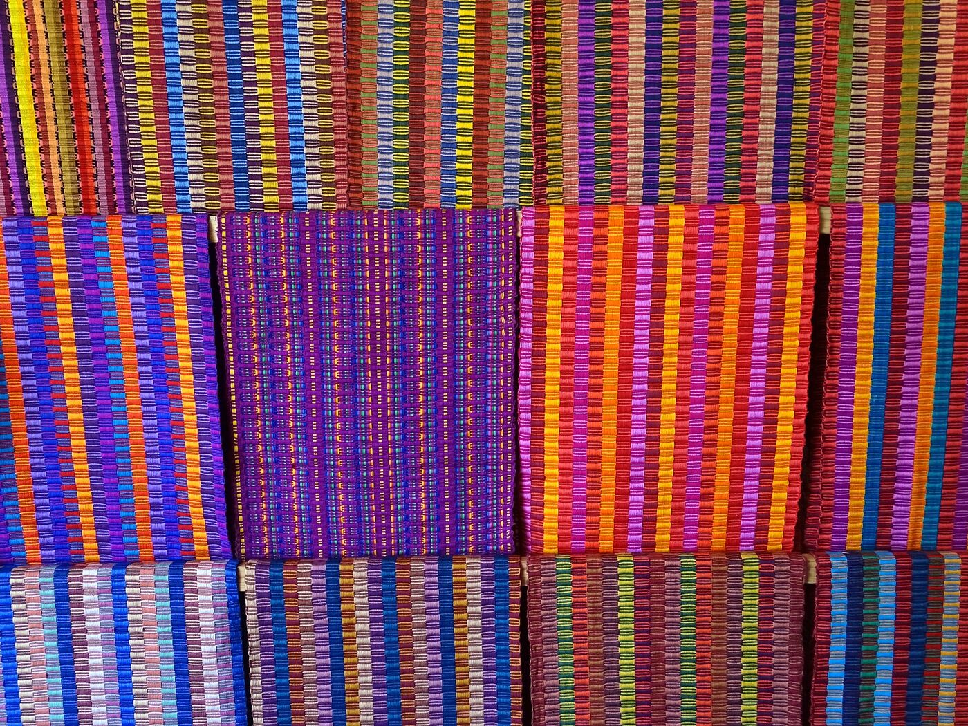 Muro de textiles tejidos a mano en colores vivos